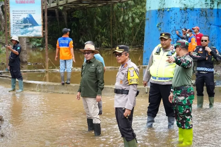 Bupati Tanahdatar, Eka Putra bersama terkait tinjau lokasi terdampak banjir lahar dingin Gunung Marapi di salah satu kecamatan di kabupaten itu, Senin, 8 April 2024. (Dok : Istimewa)