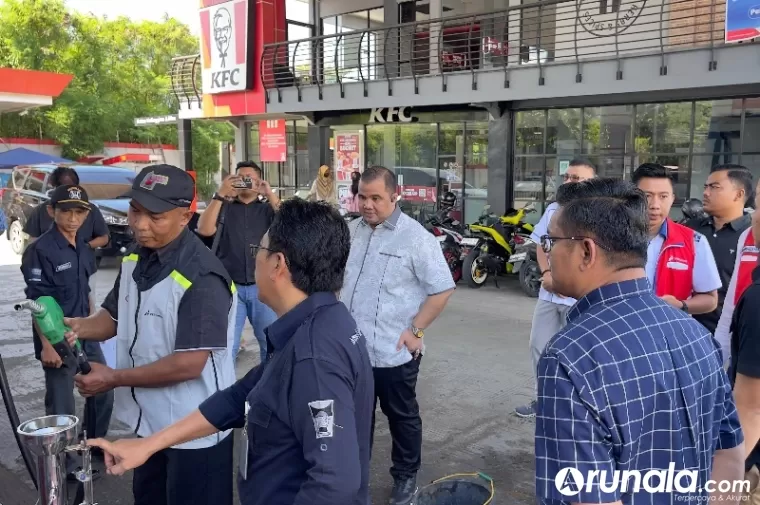 Dirreskrimsus Polda Sumbar Kombes Pol, Alfian Nurnas saat cek salah satu SPBU di Padang, Kamis kemarin (4/4). (Foto : Arunala.com)