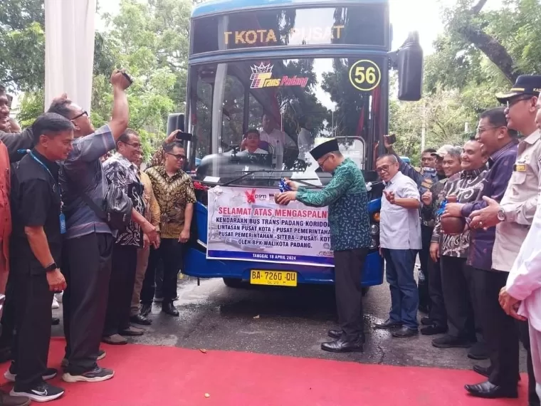 Wali Kota Padang Hendri Septa meluncurkan 10 unit baru Trans Padang koridor 3 di kawasan Ruang Terbuka Hijau (RTH) Imam Bonjol, Kamis (18/4/2024). Facebook/Diskominfo Kota Padang