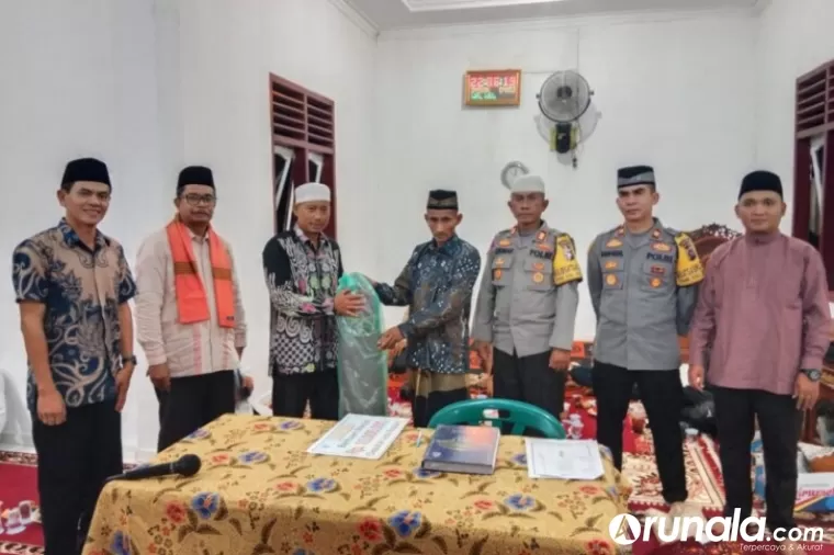 Sutan Alif Tuanku Kerajaan dan Iskandar saat menerima bantuan dari TSR 8 Kabupaten Dharmasraya, Senin malam (25/3). (Dok : Istimewa)
