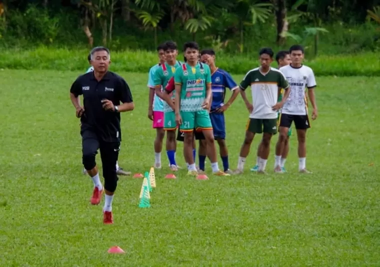 Sesi latihan yang dipimpin Head Coach, Apri Giri Marwanto di Lapangan Tarantang Jaya Ladang Laweh Nagari, Batipuah Baruah, Kabupaten Tanahdatar, Rabu (17/4/2024). Facebook/Kominfo Padang Panjang