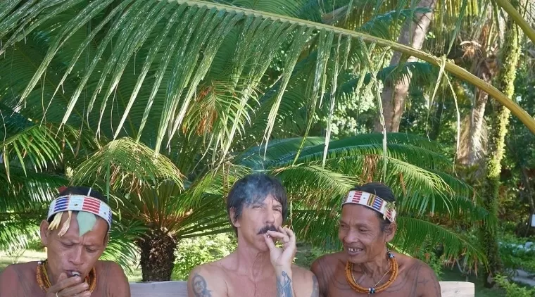 Vokalis Red Hot Chili Peppers, Anthony Kiedis tengah membaur dengan warga Pulau Mentawai yang punya tampilan khas. Instagram/@chilipeppers