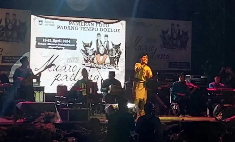 Salah satu penampilan lagu Gamad yang disuguhi pada Festival Rakyat Kota Padang, Sabtu malam (20/4/2024). (Foto : Arunala.com)