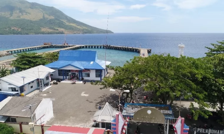 Pelabuhan Tagulandang tetap dioperasikan untuk evaluasi warga terdampak erupsi Gunung Ruang. (Dok : bsitaro.blogspot.com)