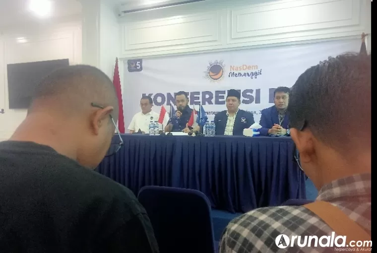 Ketua DPW Partai NasDem Sumbar Fadly Amran bersama pengurus DPW yang lain gelar jumpa pers seputar dibuka pencalonan NasDem untuk bakal calon yang akan maju pilkada 2024 se Sumbar, Selasa (30/5/2024). (Dok : Arunala.com)