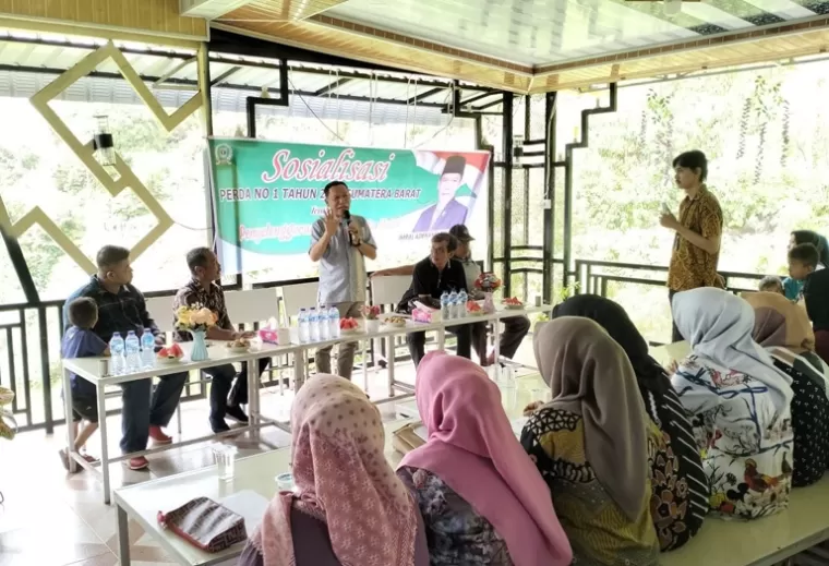 Anggota DPRD Sumbar, Imral Adenansi ketika menggelar Sosialisasi Perda (Sosper) Nomor 1 Tahun 2020 tentang Pariwisata Halal di Kafe Anak Salido, Kecamatan IV Jurai, Kamis (25/4/2024). (Dok : Istimewa)