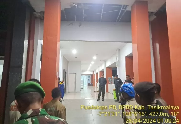 Kondisi bangunan publik yang alami kerusakan pascagempa magnitido 6,2 mengguncang Kabupaten Garut, Sabtu malam kemarin. (Dok : PB BPBD Kabupaten Tasikmalaya)