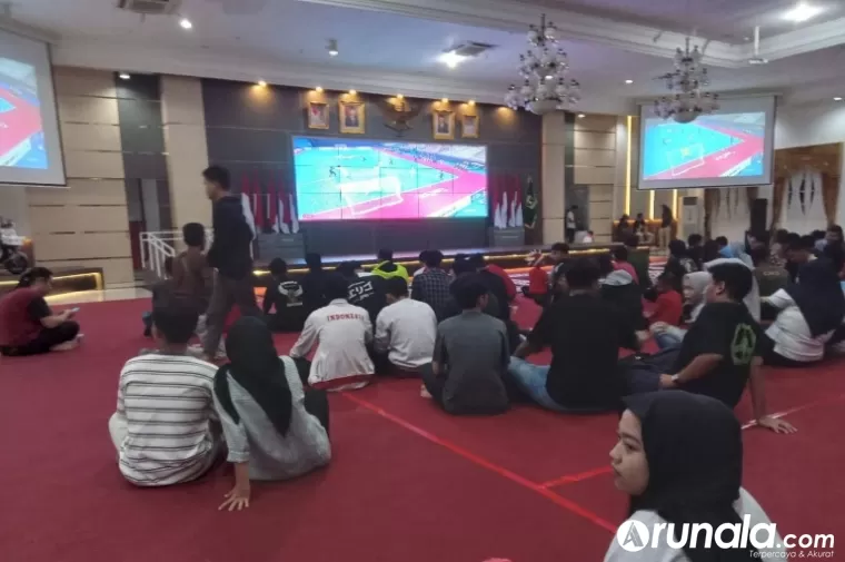 Para warga mulai berdatangan ke Istana Gubernur Sumbar untuk nobar laga semifinal Piala Asia U-23 Indonesia versus Uzbekistan, di Padang, Senin malam (29/4/2024). (Dok : Arunala.com)