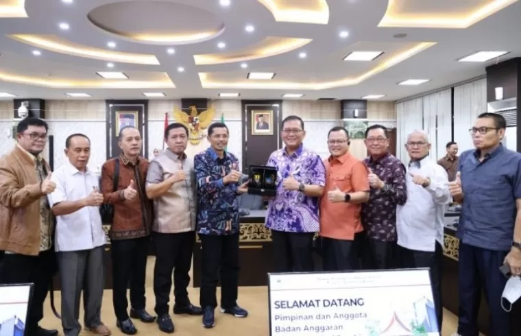 Sekretaris Dewan Raflis bersama Banggar DPRD Provinsi Jambi saat mengunjungi DPRD Sumbar, Kamis (18/4/2024). (Dok : Humas DPRD Sumbar)