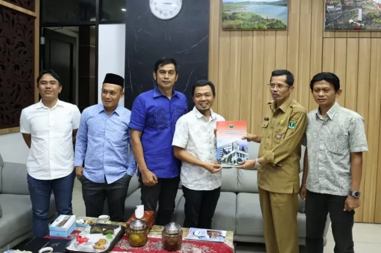 Sekretariat DPRD Sumbar, Raflis saat menerima kunjungan Komisi III DPRD Solsel di ruang khusus 1, Senin siang (29/4/2024). (Dok : Humas DPRD Sumbar)