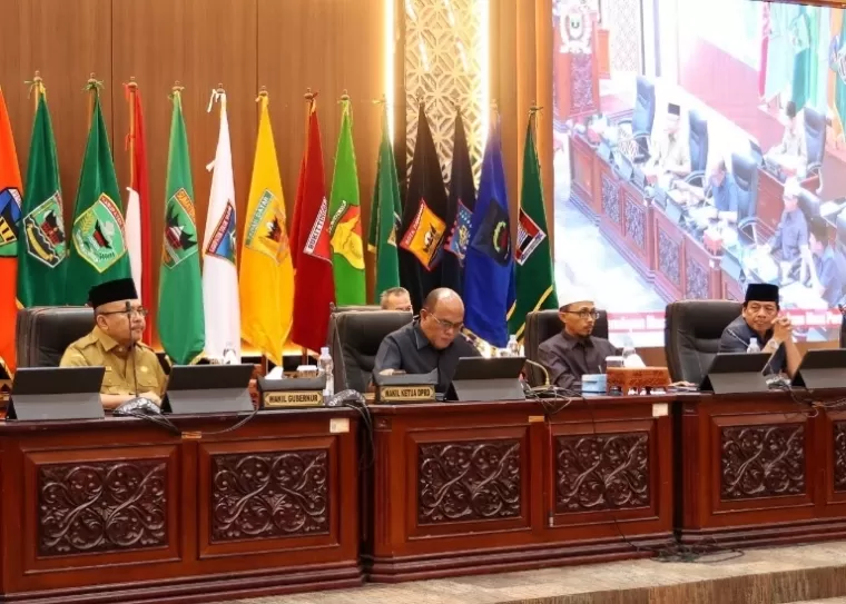 Ketua DPRD Sumbar Supardi pimpin rapat paripurna didampingi Sekprov Hansastri, Senin (29/4/2024). (Dok : Humas DPRD Sumbar)