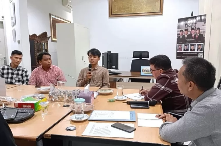 Anggota DPD RI asal Sumbar, Alirman Sori terlibat pembicaraan serius bersama para mahasiswa yang tergabung dalam OMD Pessel, Minggu (28/4/2023). (Dok : Istimewa)