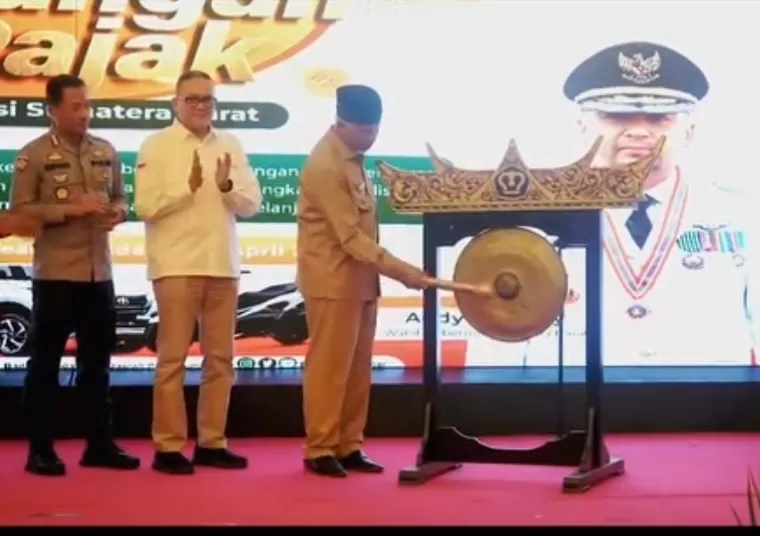 Gubernur Sumbar Mahyeldi Ansharullah memukul gong pertanda diluncurkannya Gerakan Tabungan Pajak, Selasa (30/4/2024). Diskominfo Sumbar