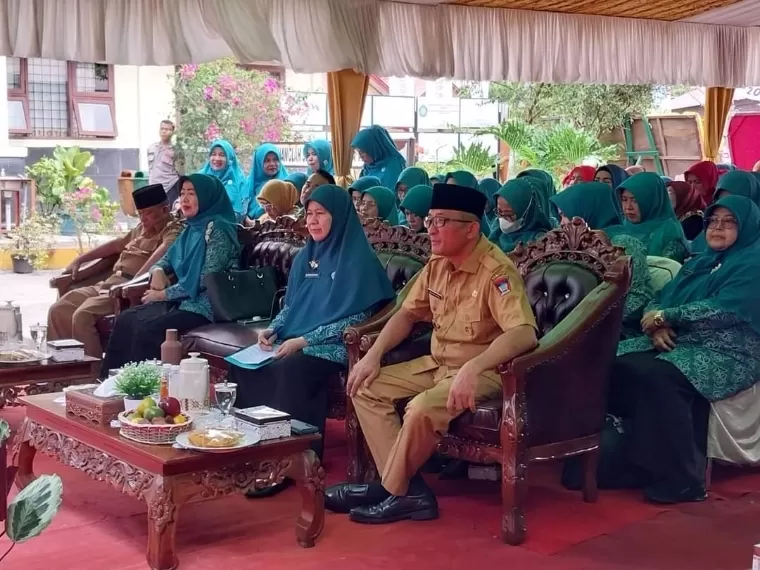 Wali Kota Padang Hendri Septa mendampingi Tim Penilai TP-PKK Provinsi Sumbar yang dipimpin oleh Ny Harneli Mahyeldi saat penilaian TP PKK Kelurahan Banda Buek. Diskominfo Kota Padang