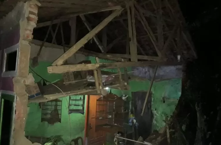 Kondisi salah satu rumah warga yang rusak berat pascagempa yang terjadi di Kabupaten Garut, Sabtu malam (27/4/2024). (Dok : BNPB)