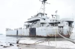 Arus Kuat, Eks KRI Teluk Bone Kandas di Pantai Talao Pauh