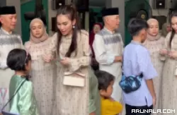 Ayu Ting Ting Kasih THR Rp20 ke Anak-anak Tetangga, Netizen: Artis Papan Atas Pelit Amat