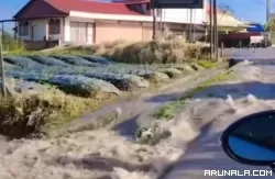 Jalan di Aia Angek Digenangi Air, Petugas Siapkan Jalan Alternatif