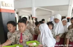 Penuhi Gizi Murid, SD Baiturrahmah Sediakan Makan Siang