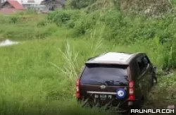 Tak Kuasai Medan Jalan, Satu Unit Minibus Masuk  ke Parit