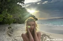 Tampil Stunning Supermodel Stella Maxwell  Liburan di Mentawai