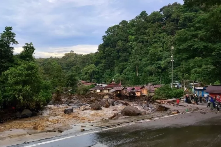 Kondisi jalan nasional Padang-Bukittinggi yang terban akibat banjir bandang. Bencana ini juga menelan belasan korban jiwa dan sejumlah bangunan. (dok : istimewa)