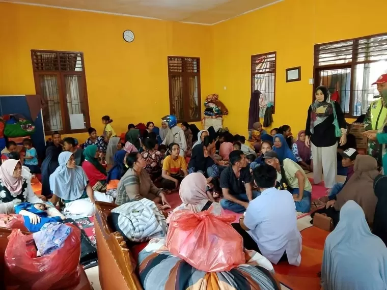 Pemkab Tanahdatar mendistribusikan  bantuan kepada masyarakat terdampak banjir bandang, Senin (13/4/2024). Kominfo Tanahdatar