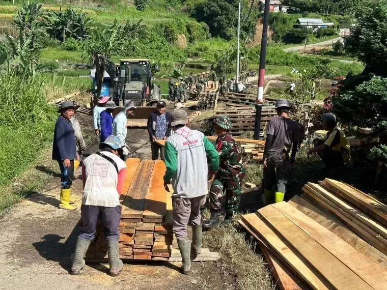 Pemkab Tanahdatar kebut pembangunan jembatan darurat pasca banjir bandang melanda. Kominfo Tanahdatar