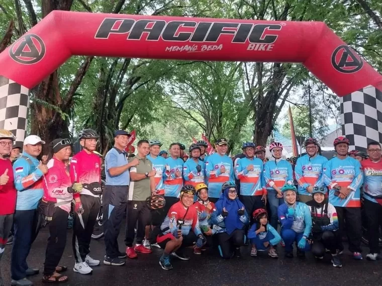 Gubernur Sumbar Mahyeldi Ansharullah bersama Wako Padang Hendri Septa saat Gowes Siti Nurbaya Adventure (GSNA) VIII, Minggu (5/5/2024). Diskominfo Kota Padang
