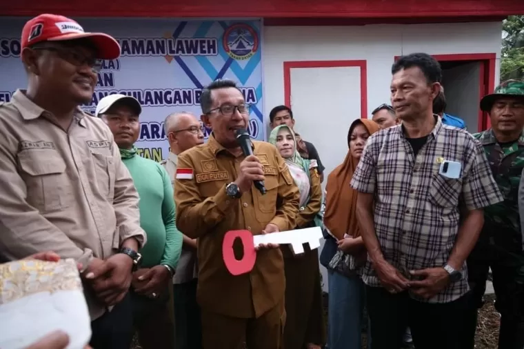 Bupati Tanahdatar Eka Putra menyerahkan secara simbolis kunci hunian sementara kepada penerima di Jorong Panti, Nagari Rambatan Kecamatan Rambatan, Selasa (28/5/2024). Kominfo Tanah Datar