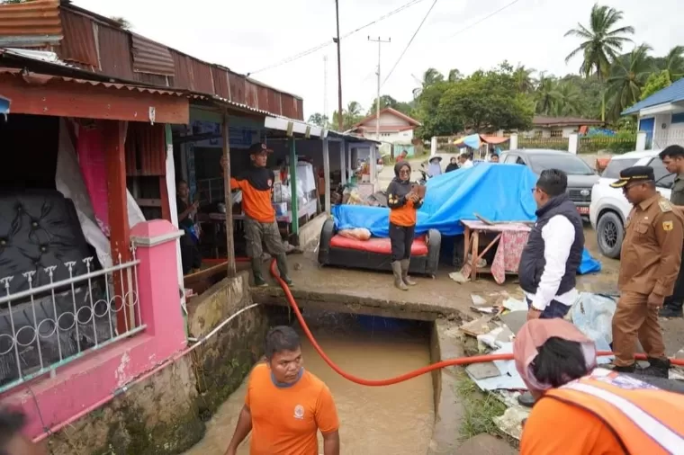 Bupati Tanahdatar Eka Putra meninjau lokasi bencana banjir dan air bah di Nagari III Koto pada Selasa (7/5/2024) sore. Prokopim Tanah Datar