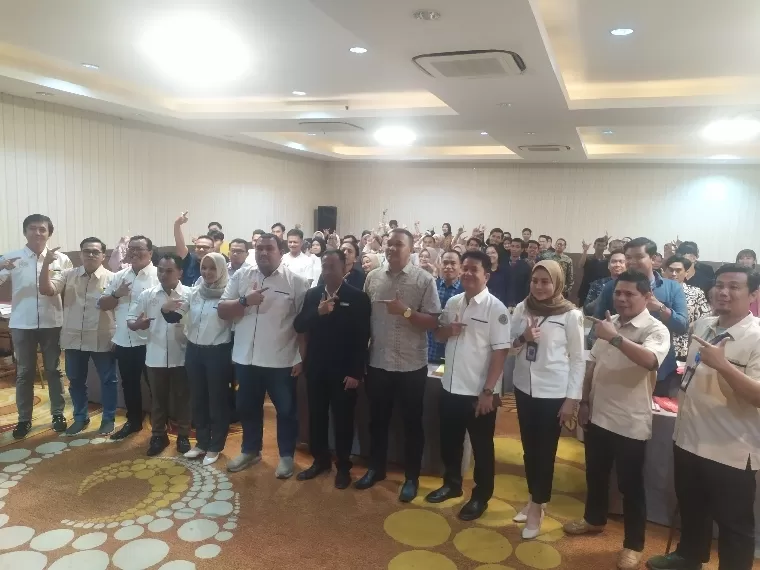Direktur LSP Pariwisata Hospitaliti Nasional Hendrik Fernando dan jajaran bersama asesor dan peserta PSKK di New D'Dhave Hotel, Kamis (30/5/2024). IST