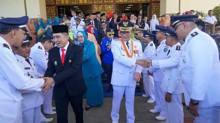 Wali Kota Padang Hendri Septa Dt Alam Batuah dan Wakil Wali Kota Padang Ekos Albar berpamitan dengan ASN se-Kota Padang, di Balai Kota Padang, Senin, (13/5/2024). Diskominfo Kota Padang