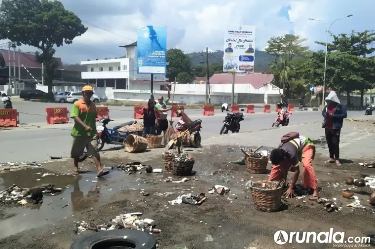 Tim kebersihan Dispar) bersama DLH Kota Padang bersihkan sampah dan pasir yang dihempaskan ombak di kawasan Pantai Padang, Selasa pagi (28/5/2024). (dok :  arunala.com)