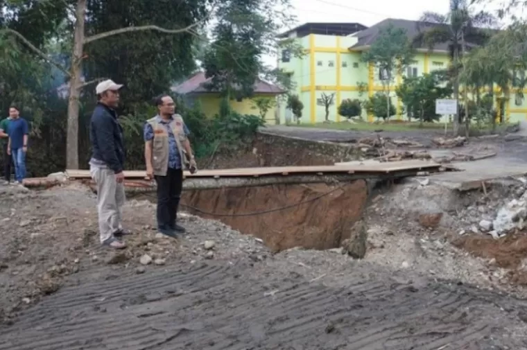 Plh Wali Kota Padangpanjang Winarno saat meninjau jembatan penghubung asrama dan gedung sekolah di SMAN 1 Sumbar di Padangpanjang yang putus akibat dampak banjir bandang lahar dingin Gunung Marapi kemarin. (dok : istimewa)