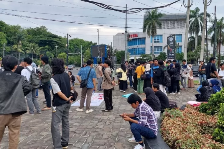 Aksi wartawan dari sejumlah wartawan Sumbar gelar aksi penolakan RUU Penyiaran di Padang, Jumat (24/5/2024). (dok : arunala.com)