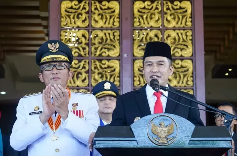 Wakil Wali Kota Padang Ekos Albar didampingi Wako Hendri Septa saat memberikan sambutan pelepasan masa akhir jabatan di Balai Kota Padang, Senin (13/5/2024). Diskominfo Kota Padang