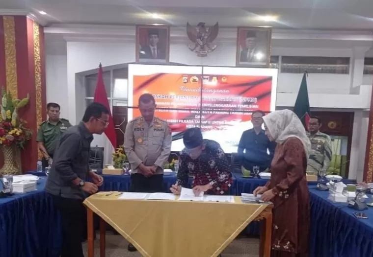 Wako Padang Hendri Septa Dt Alam Batuah menandatangani NPHD untuk pengamanan Pilkada 2024 serta penyerahan hibah tahap II untuk KPU dan Bawaslu Kota, Selasa (7/5/2024) malam. Facebook/Diskominfo Kota Padang