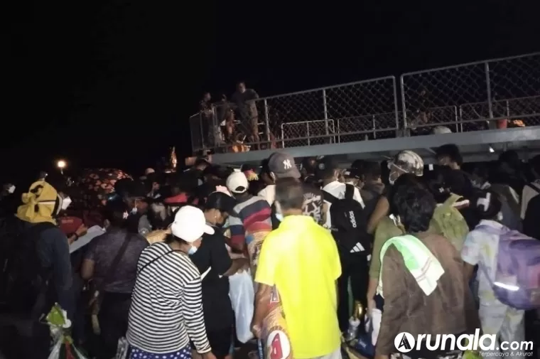 Proses evakuasi warga dari Pulau Tagulandang menggunakan KRI Kakap-881, Kabupaten Kepulauan Sitaro, Sulawesi Utara, Rabu (1/5). (Dok : TNI AL)