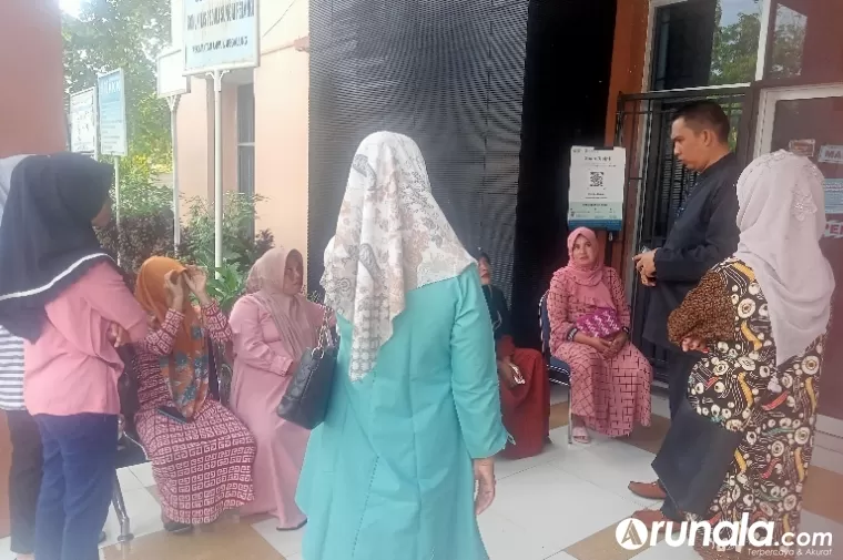 Camat Lubeg, Andi Amir berikan penjelasan pada warga tentang penyelesaian kasus KDRT di lingkup keluar, di kantor camat setempat, Jumat lagi, (2/5/2024). (Dok : Arunala.com)