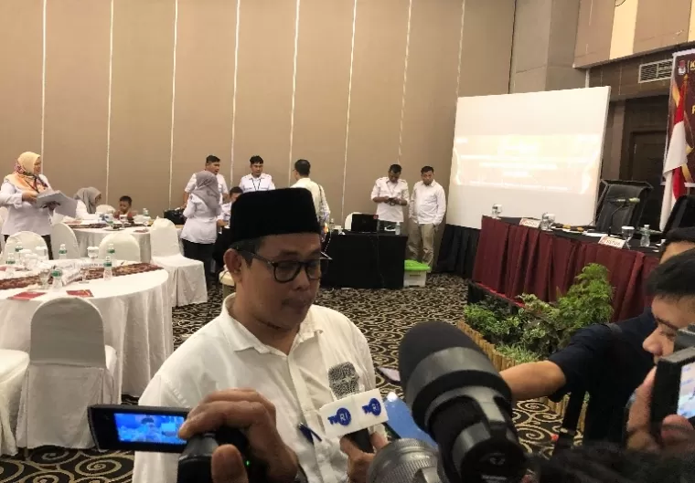 Komisioner KPU Sumbar, Ory Sativa Syakban saat diwawancari wartawan menyangkut syarat pencalonan balon gubernur perseorangan di Padang, Kamis (2/5/2024). (Dok : Istimewa)