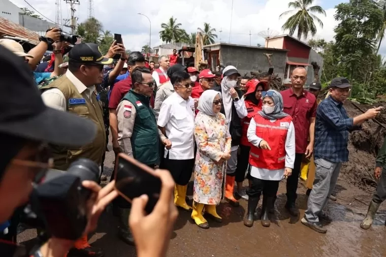 Ketum PMI Jusuf Kalla didampingi istri Mufidah Jusuf Kalla dan Bupati Tanahdatar Eka Putra meninjau lokasi banjir bandang, Selasa (14/5/2024). Kominfo Tanah Datar