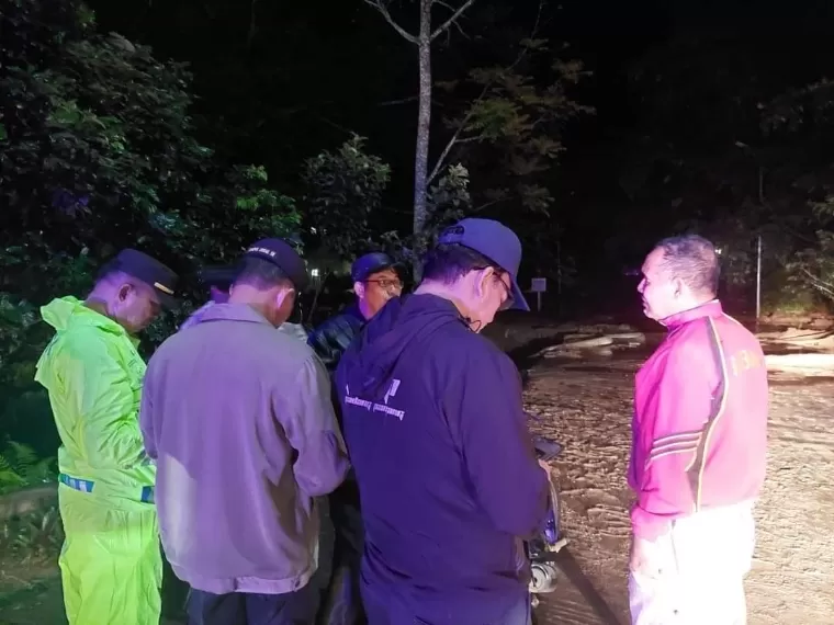 Pj Wali Kota Padangpanjang Sonny Budaya Putra meninjau lokasi bencana, Minggu (12/5/2024) dinihari. Kominfo Padang Panjang
