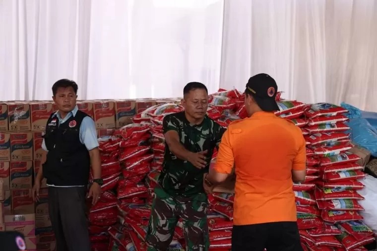 Bantuan yang terkumpul di posko utama tanggap darurat di Gedung Indojolito Batusangkar. Kominfo Tanah Datar