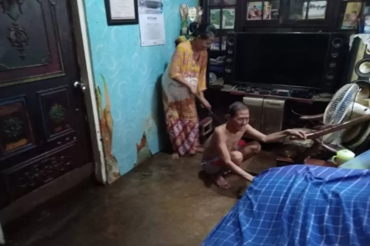 Warga membersihkan rumah terkena banjir rob di RT 02/RW 01 Kelurahan Berok Nipah, Selasa (28/5/2024). (dok : istimewa)
