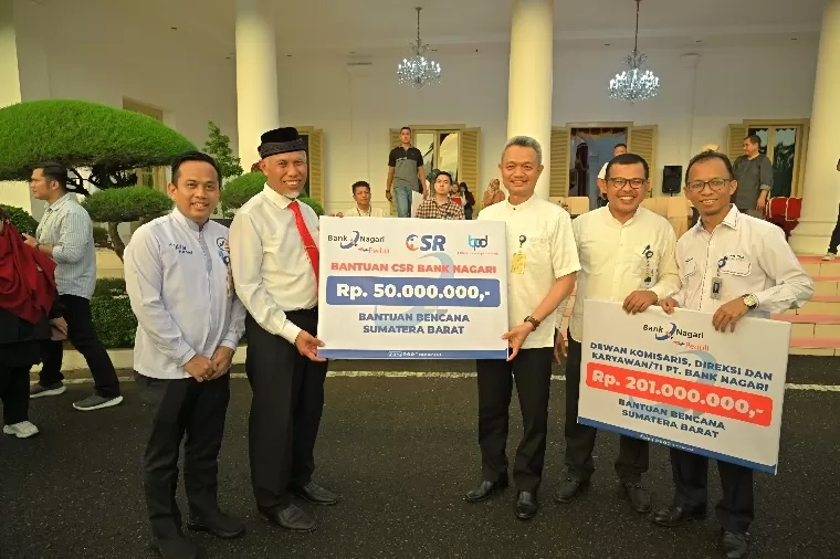 Foto bersama Pjs Dirut Bank Nagari Gusti Candra, Gubernur Sumbar Mahyeldi Ansharullah dan unsur pimpinan Bank Nagari usai penyerahan bantuan senilai Rp 251 juta dari Bank Nagari, Jumat (17/5). IST