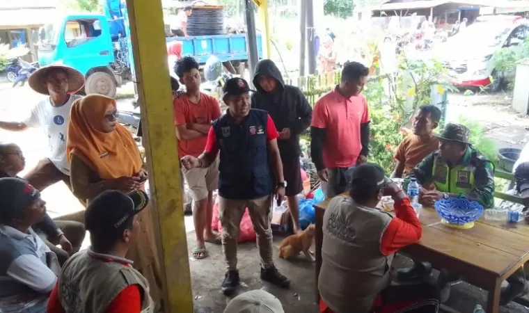 Suasana salah satu dapur umum yang didirikan Pemprov Sumbar untuk bantu korban bencana banjir dan longsor lahar dingin Gunung Marapi kemarin. (dok : sumbarprov.go.id)