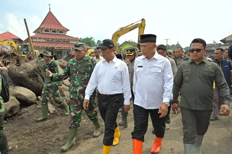 Gubernur Sumbar, Mahyeldi saat dampingi Mentan Amran Sulaiman meninjau areal persawahan masyarakat terdampak bencana banjir bandang di Agam, Sabtu (18/5/2024). (dok : istimewa)