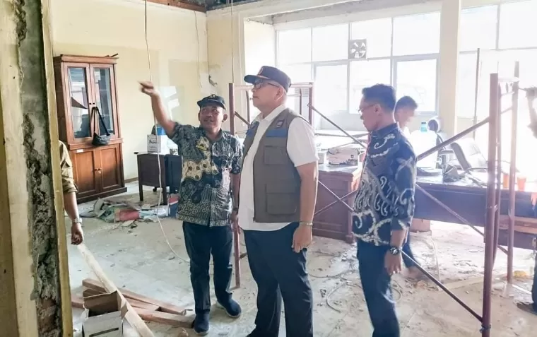 Plh Wali Kota Padang Andree Algamar meninjau proses rehabilitasi gedung DPRD Kota Padang yang lama ini, Kamis (16/5/2024). Diskominfo Kota Padang