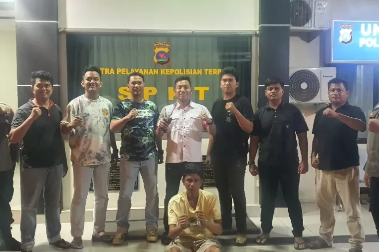 Tim Reskrim Polsek Kota Tangah, Kota Padang bersama tersangka bandar sabu yang berhasil ditangkap, Kamis malam (9/5/2024) kemarin. (Dok Istimewa)
